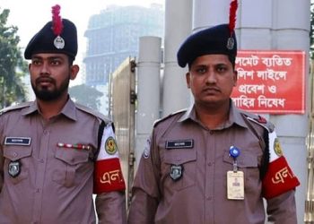 নতুন পোশাকে নেমেছে পুলিশ