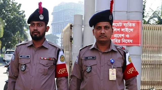 নতুন পোশাকে নেমেছে পুলিশ