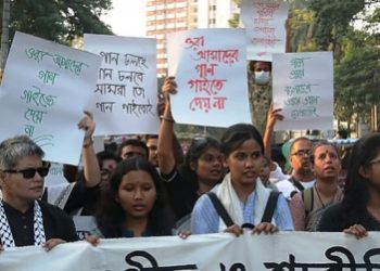 সংগীত ও শারীরিক শিক্ষক নিয়োগ বাতিলের প্রতিবাদে গানের মিছিল
