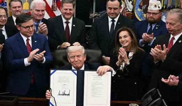 ট্রাম্পের স্বাক্ষরে অবসান ঘটল মার্কিন শাটডাউনের