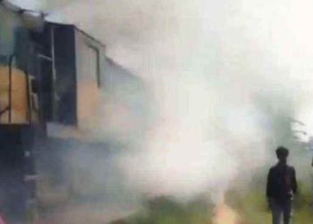 ময়মনসিংহে ট্রেনের ইঞ্জিনে আগুন, রেল যোগাযোগ বন্ধ