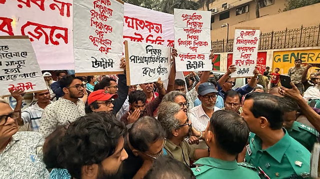 উদীচীর গানের মিছিল আটকাল পুলিশ, যমুনার পথে যেতে বাধা