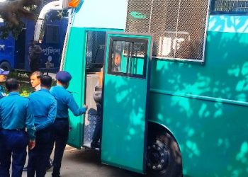 বিশেষ প্রিজনভ্যানে ট্রাইব্যুনালে দুই সেনা কর্মকর্তা