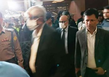 ৬ ঘণ্টা অবরুদ্ধ থেকে সচিবালয় ছাড়লেন অর্থ উপদেষ্টা