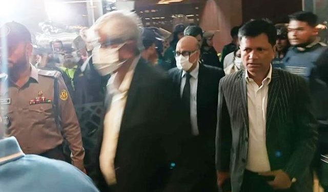 ৬ ঘণ্টা অবরুদ্ধ থেকে সচিবালয় ছাড়লেন অর্থ উপদেষ্টা