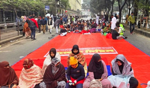 শাহবাগ মোড় ছেড়ে আজিজ সুপার মার্কেটের সামনে ইনকিলাব মঞ্চ