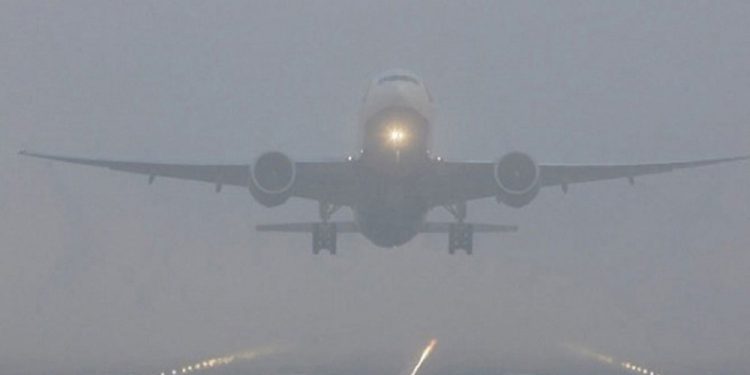 কুয়াশায় ঢাকায় নামতে না পেরে ৫ ফ্লাইট গেল কলকাতা