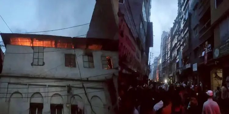 চকবাজারে আবাসিক ভবনের আগুন ২ ঘণ্টা পর নিয়ন্ত্রণে