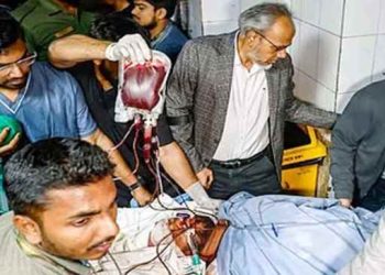 গুলিবিদ্ধ ওসমান হাদিকে নেওয়া হচ্ছে এভারকেয়ার হাসপাতালে