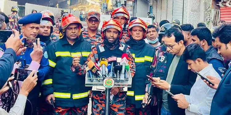 ধোঁয়ায় আচ্ছন্ন চারপাশ, বাধাগ্রস্ত হচ্ছে আগুন নেভানোর কাজ