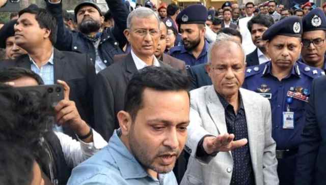 মামলা না থাকলেও ‘আওয়ামী সন্ত্রাসীদের’ গ্রেপ্তারের নির্দেশ স্বরাষ্ট্র উপদেষ্টার