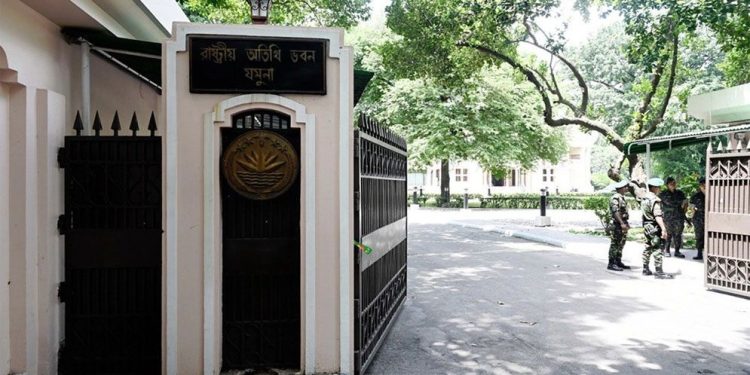 রাজনৈতিক দলগুলোকে নিয়ে বিশেষ বৈঠকে প্রধান উপদেষ্টা