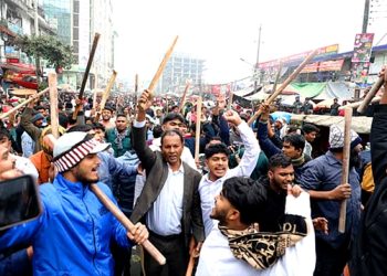 কারওয়ান বাজারে ব্যবসায়ীদের মানববন্ধনে হামলা, প্রতিবাদে লাঠিসোঁটা নিয়ে বিক্ষোভ