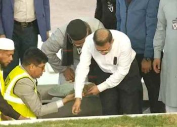 নিজ হাতে মাকে শায়িত করলেন তারেক রহমান