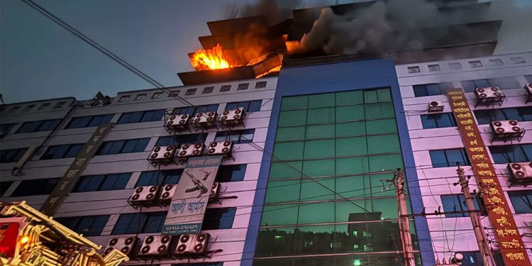 গুলিস্তানে শপিং কমপ্লেক্সে ভয়াবহ আগুন, নিয়ন্ত্রণে ৯ ইউনিট