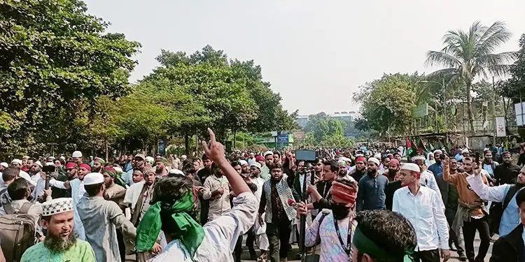 ওসমান হাদির জানাজায় অংশ নিতে দলে দলে আসছে মানুষ