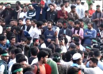 শহীদ হাদি হত্যার বিচারের দাবিতে শাহবাগ অবরোধ