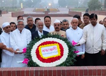 সূর্যাস্তের আগে যেতে না পারায় তারেক রহমানের পক্ষে স্মৃতিসৌধে শ্রদ্ধা