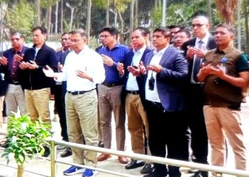 পিলখানা ট্র্যাজেডিতে শহীদ সেনা কর্মকর্তাদের কবর জিয়ারত করলেন তারেক রহমান