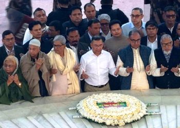 দীর্ঘ ১৯ বছর পর বাবার কবর জিয়ারত করলেন তারেক রহমান