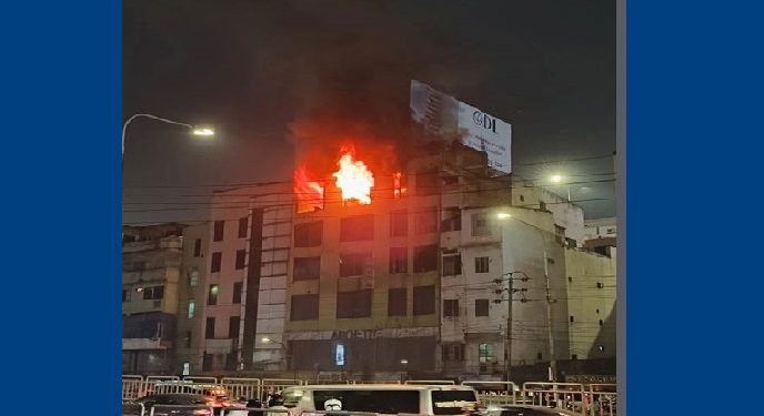 রাজধানীর বনানীতে আবাসিক ভবনে আগুন, নিয়ন্ত্রণে ৪ ইউনিট