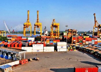 চট্টগ্রাম বন্দরে কর্মবিরতিতে শ্রমিকরা, পণ্য ওঠা-নামা বন্ধ