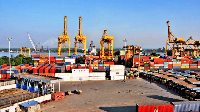 চট্টগ্রাম বন্দরে কর্মবিরতিতে শ্রমিকরা, পণ্য ওঠা-নামা বন্ধ