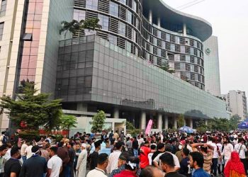 এনইআইআর চালুর প্রতিবাদে বিটিআরসিতে মোবাইল ব্যবসায়ীদের হামলা