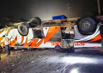 ঢাকা-চট্টগ্রাম মহাসড়কে বাস উল্টে নিহত ২, আহত ১২