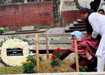 হাদির কবর জিয়ারত করলো পরিবার