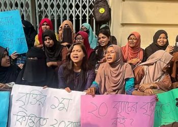 আবাসিক ভাতার দাবিতে জবির ভিসি-কোষাধ্যক্ষ অবরুদ্ধ, ভবনে তালা