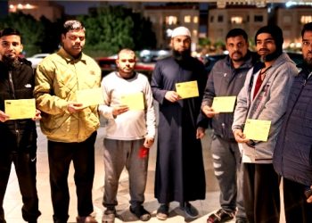 পোস্ট অফিসে ব্যালট জমা দিচ্ছেন কুয়েত প্রবাসীরা