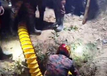 চট্টগ্রামে গভীর নলকূপের গর্তে পড়া শিশু মেজবাহ মারা গেছে 