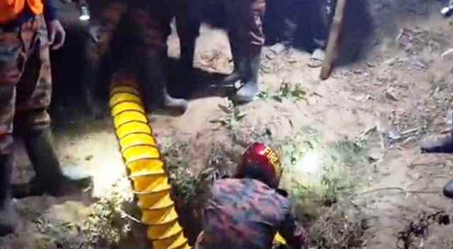 চট্টগ্রামে গভীর নলকূপের গর্তে পড়া শিশু মেজবাহ মারা গেছে