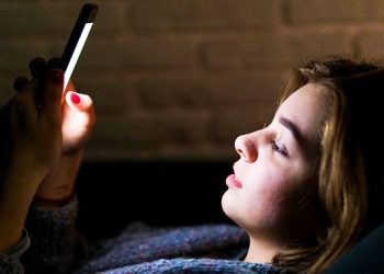 ঘুমের আগে স্মার্টফোন ব্যবহার করেন? জেনে নিন কী হয়