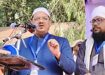 জামায়াতের আমির বে-পর্দা মেয়েদের পাশে বসিয়ে সেলফি তোলেন: চরমোনাই পীর