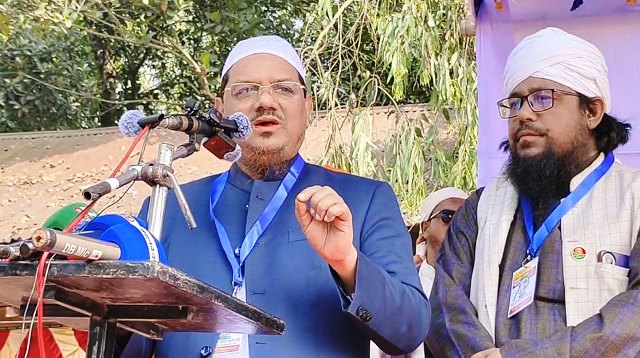 জামায়াতের আমির বে-পর্দা মেয়েদের পাশে বসিয়ে সেলফি তোলেন: চরমোনাই পীর