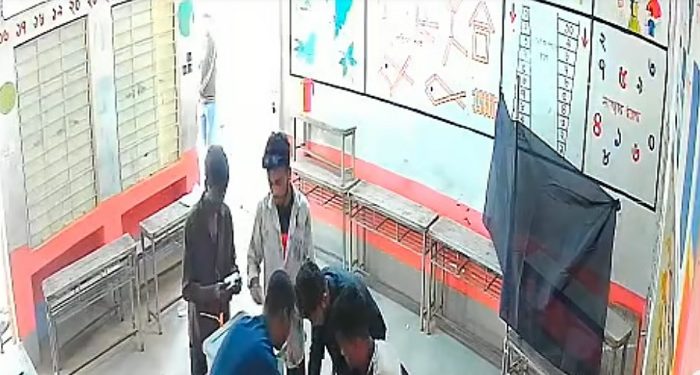 ব্যালট পেপারে সিল মেরে বাক্সে ভরছিলেন ৫ তরুণ, সিসিটিভিতে ধরা