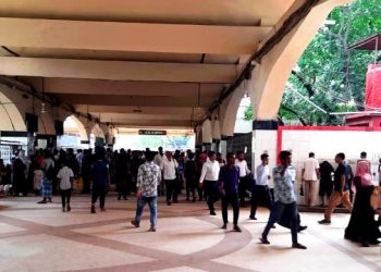 ছুটি শেষে রাজধানীমুখী মানুষ