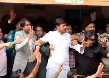 কেন্দ্র পরিদর্শনে গিয়ে তোপের মুখে নাসীরুদ্দীন পাটওয়ারী