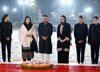 শহীদ মিনারে জিয়া পরিবারের সদস্যদের শ্রদ্ধা নিবেদন