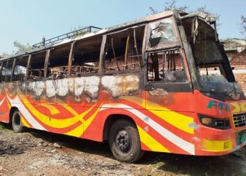 বিএনপি নেতার ২ বাসে আগুন