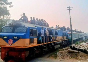 ভোটের আগে রেলস্টেশনে বাড়িমুখী মানুষের ঢল