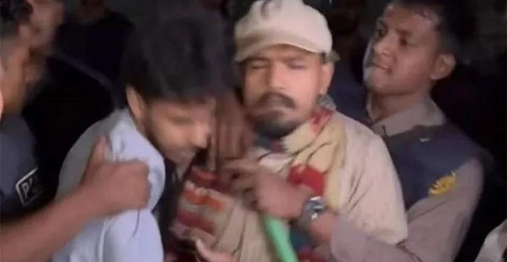 পুলিশের অভিযানে সাংবাদিক ও ঢাবি শিক্ষার্থীকে মারধর, নিন্দা