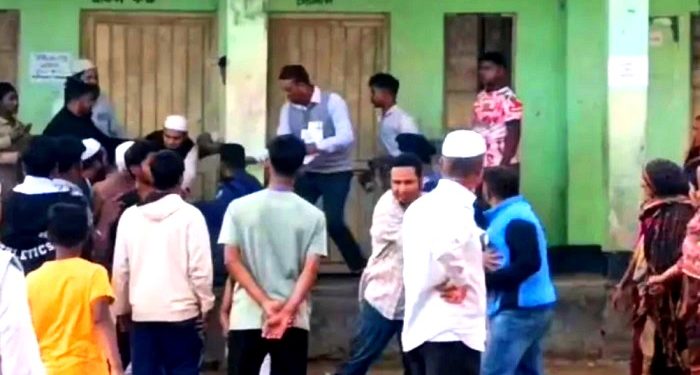 ভোটকেন্দ্রে রুমিন ফারহানা ও জুনায়েদের কর্মী সমর্থকদের মধ্যে মারামারি