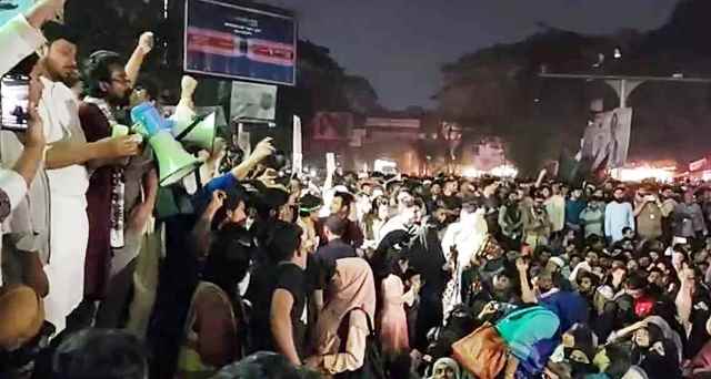 রাজধানীর শাহবাগ অবরোধ, যানচলাচল বন্ধ