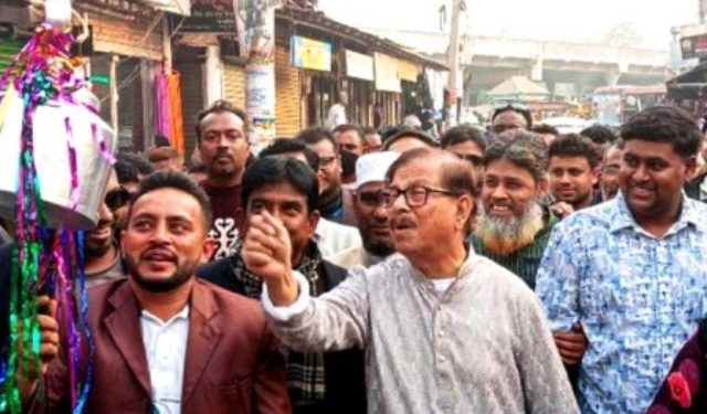 ঢাকা-১৮ আসন থেকে সরে দাঁড়ালেন মান্না