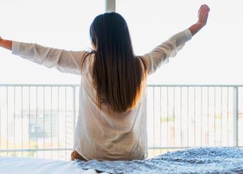 সুস্থ থাকতে ঘুম থেকে উঠেই ৩০ মিনিটে করুন এই ৫ কাজ