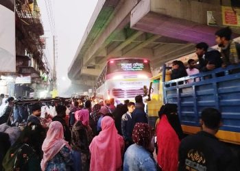 ভোটের ছুটি: বাড়তি ভাড়া আর যানজটে নাকাল ঘরমুখো মানুষ