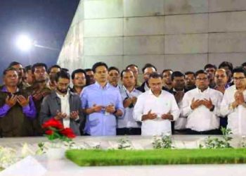 বাবা-মায়ের কবর জিয়ারত করে ঘরে ফিরলেন তারেক রহমান 